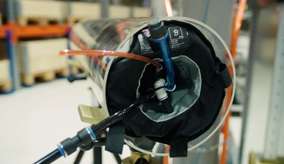 PurgElite, système d'inertage gonflable pour les métaux sensibles à l'oxydation, en démonstration dans un tube transparent