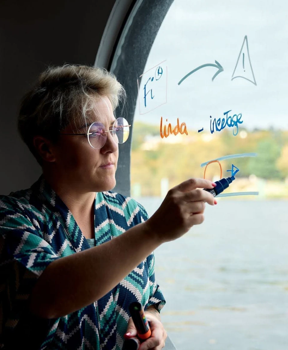 Clémence, experte en inertage, à la tête du bureau d'études capable de répondre avec des solutions sur-mesure aux problématiques d'inertage industriel.
